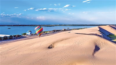 <p>　　　　沙湖景致美如画。　本报记者　马楠　摄</p>