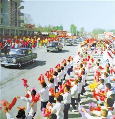 <p>　　1978年，宁夏回族自治区成立20周年之际，宁夏各族群众在银川市热烈欢迎中央代表团。　　　　　　　　　　　　　　　马忠义　摄</p>
