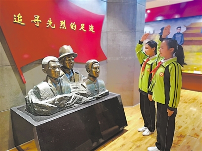 <p>　　6月20日，景岳小学五年级学生穆家萍、王嘉宁，向崔景岳、马文良、孟长有烈士的塑像，献上最崇高的队礼。　　秦一舟　摄</p>
