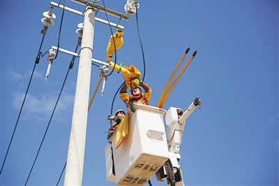 <p>　　供电部门启用高空作业车紧急抢修电路。</p>