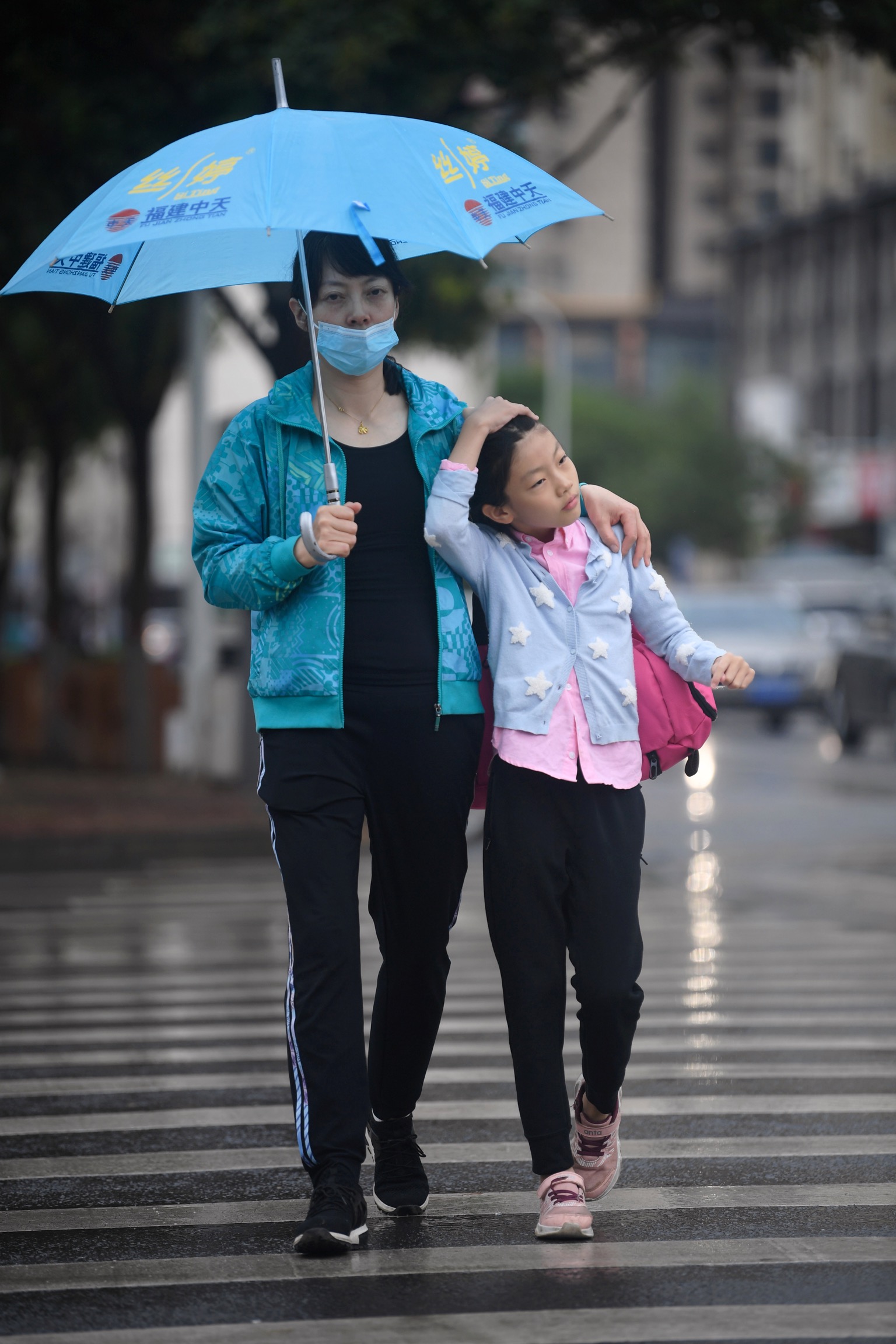 雨伞在公园里行走的母子 库存照片. 图片 包括有 生活方式, 妈妈, 背包, 气候, 享用, 城市, 人们 - 229899700