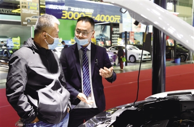 <p>　　销售顾问向客户介绍汽车发动机。　　　　　　　　　　</p><p>　　本报记者　王晓龙　摄</p>