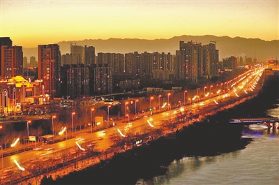 <p>　　华灯初上，银川市北京路上车流如织，城市呈现美丽轮廓。</p>