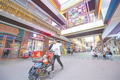 <p>　　傍晚时分，繁华的吴忠市万达金街成为人们散步、购物的好去处。</p>