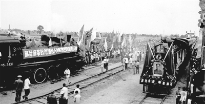 <p>　　经过4年的艰苦鏖战，包兰铁路于1958年7月30日在银川成功接轨，同年8月1日，南北两段的第一列火车对开，包兰铁路正式通车。				　　　　　　　　																			　　　　　		　　　　　　　　　　　　朱康洛　摄</p>