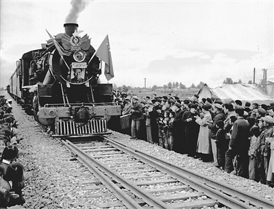 <p>　　1964年10月1日，银新铁路正式通车。</p><p>　　买世杰　摄</p>