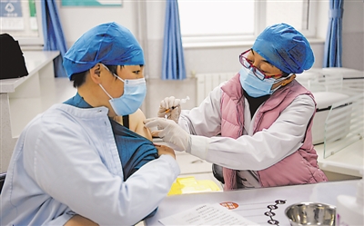 <p>　　1月15日，银川市兴庆区中山南街社区卫生服务中心，银川市第一人民医院发热首诊医疗点的医护人员薛华（左）正在接种新冠病毒疫苗。</p>