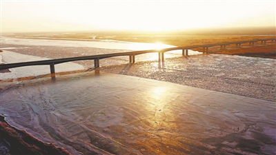 <p>　　夕阳下的红崖子黄河大桥。</p>