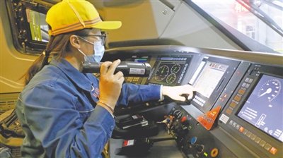 <p>　　黄秀丽对入库后的高铁动车组车载信号设备进行检测。　　　　　　　　　　　　　　　　　　　　　　　　　　　　　　　　　　　　　　　　　　　　　（图片由受访单位提供）</p>