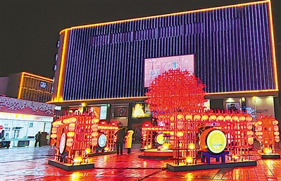<p>　　2月7日，银川市商圈亮起喜庆的花灯。</p>