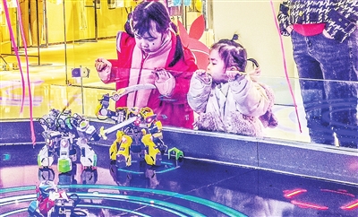 3月3日，孩子们在银川大阅城与智能机器人互动。目前“体验可视化”“交流互动化”对于小朋友而言不仅是简单的玩具，更是心灵沟通的伙伴。陪伴智能机器人玩具越来越受到了广大家长的青睐。　本报记者  韩胜利  摄