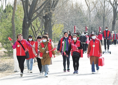 银川市兴庆区文化街街道工会举办职工环湖健步走活动。本报记者  高晓刚  摄