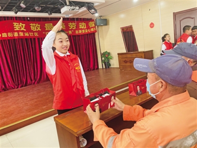 <p>　　5月1日，银川市“红领巾日行一善”志愿者爱心团队与银川市金凤区长城中路街道办事处宝湖社区联合开展“劳动最光荣　致敬最美劳动者”活动。</p><p>　　本报记者　王溦　摄</p>