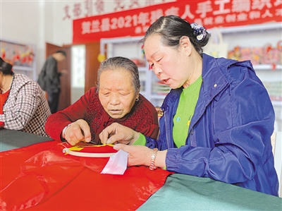 <p>　　5月8日，贺兰县洪广镇广荣村扶贫车间里，妇女们正在绣制党旗，向建党100周年献礼。　本报记者　张晓慧　摄　</p>