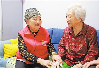 <p>　　吴忠市利通区金星镇裕西社区，王兰花热心小组党支部书记王兰花（左）走访看望社区独居老人。王兰花热心小组已为居民解决各类困难7000多件，调解各类民事纠纷600多起，开展公益活动7000多场次。</p>