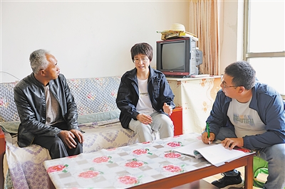<p>　　固原市原州区彭堡镇杨忠堡村，彭堡司法所所长李红（中）现场调解群众纠纷。彭堡司法所在李红的带领下，率先在全市成立了公共法律服务工作站，让群众享受法律咨询、法律援助资格审查等“一站式”法律服务。</p>