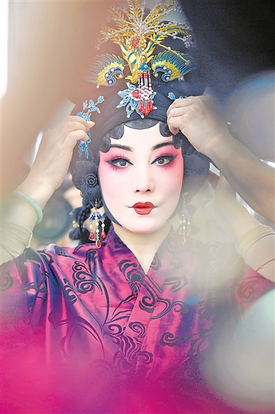     开场前，演员精心装扮。