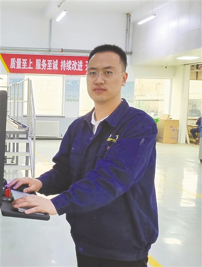 
    
    ④ 中色（宁夏）东方集团有限公司技师李兴钰在操作3D打印设备。