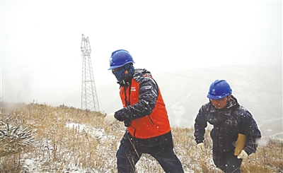     
    ⑥ 国网固原供电公司“电亮六盘”青年突击队冒着大雪组织对电力线路开展巡视。（ 资料图片）    （本版图片由自治区团委和受访者提供）