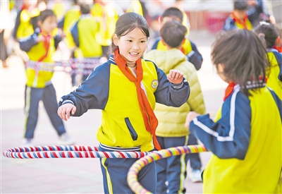 银川市兴庆区第四小学，同学们在玩呼啦圈。