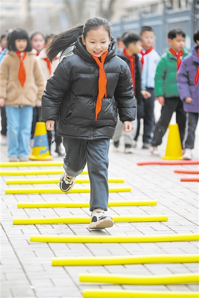     银川市兴庆区唐徕小学，学生在上体育课。
