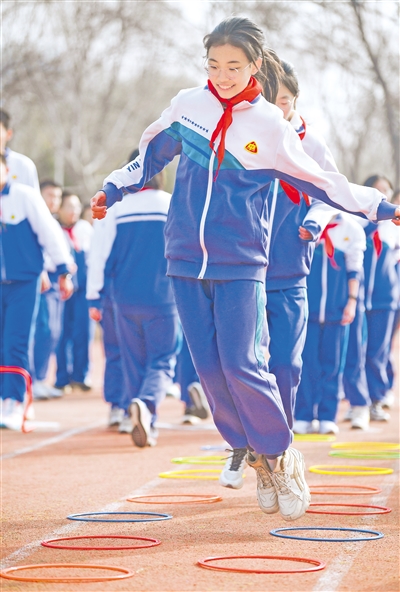     银川市湖畔中学，学生们在体育课上充满活力。