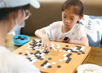 比赛中，选手们沉着冷静。本报记者 高晓刚 摄