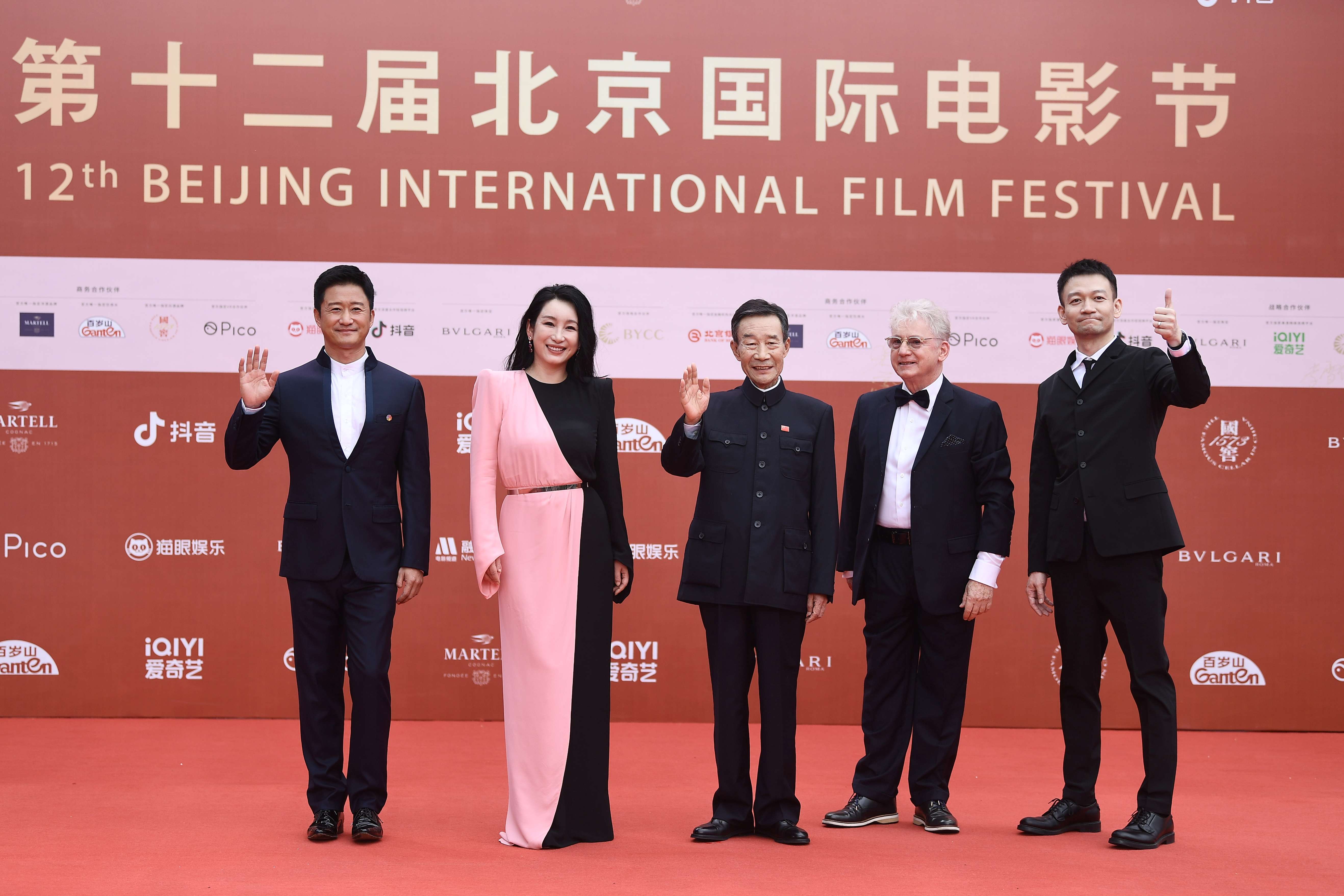 “天坛奖”评委亮相红毯。人民网记者 于凯摄