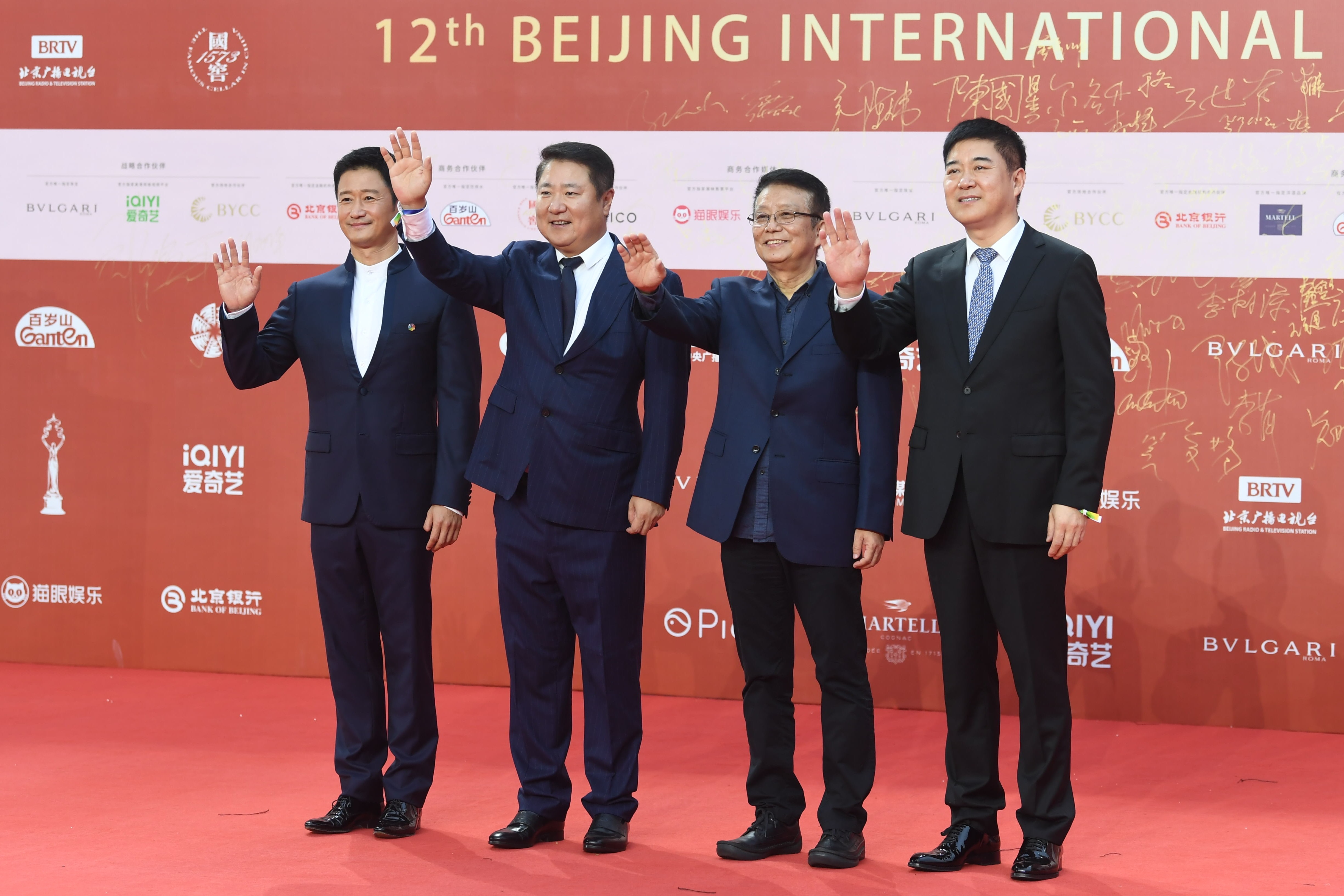 电影《长津湖》主创亮相红毯。人民网记者 翁奇羽摄