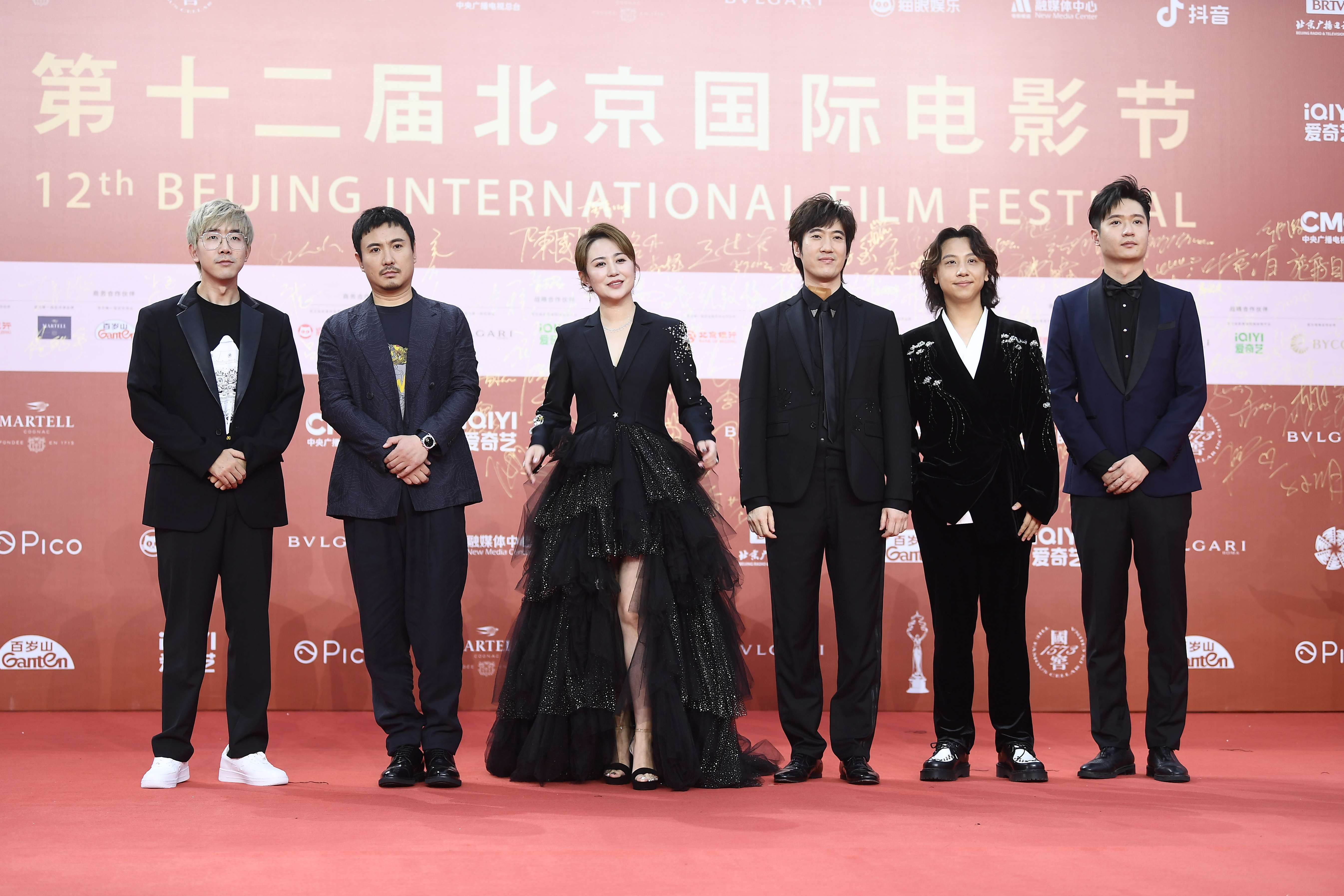 电影《独行月球》主创亮相红毯。人民网记者 于凯摄