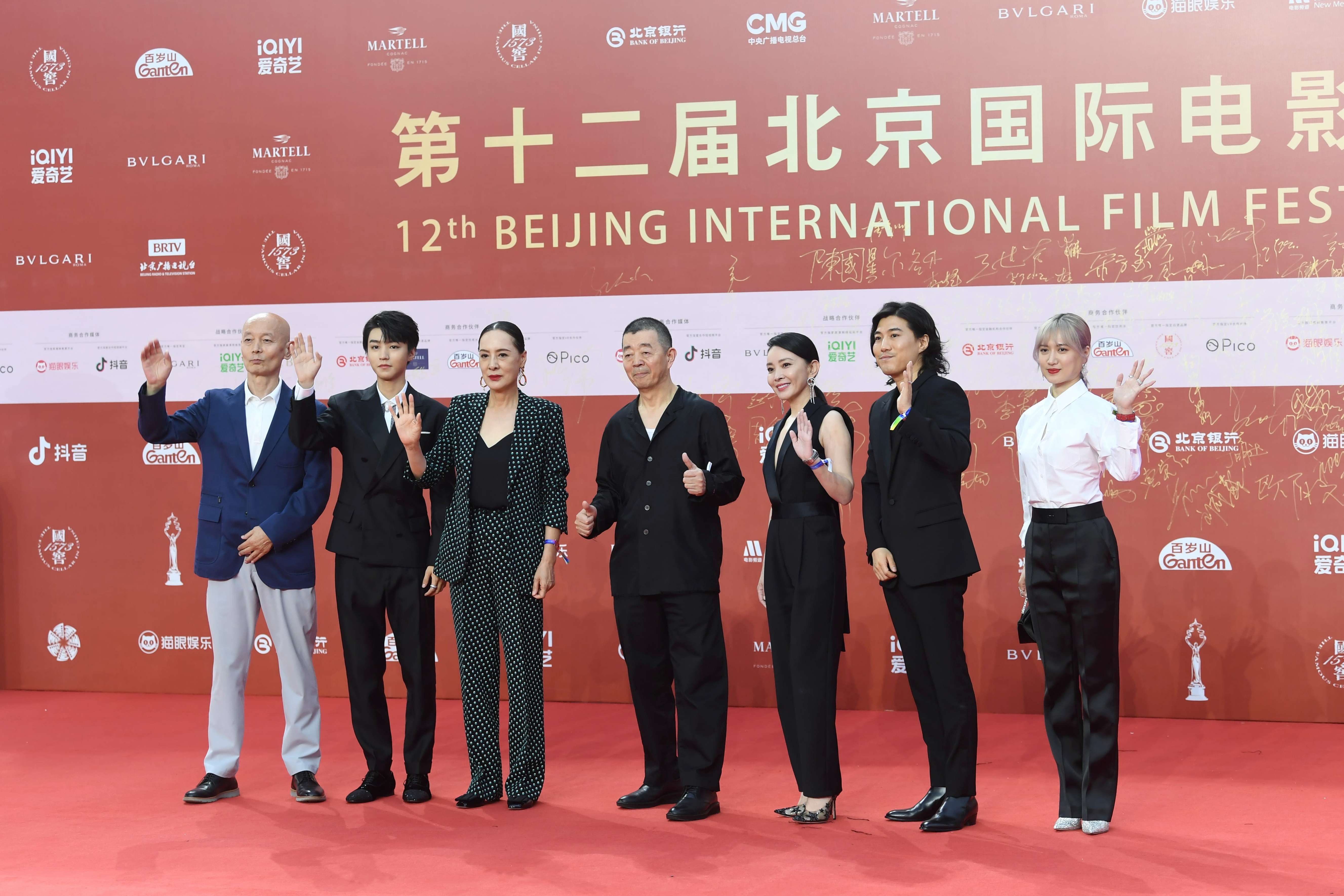 电影《刺猬》主创亮相红毯。人民网记者 翁奇羽摄