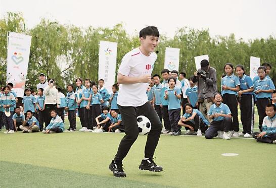 奥运冠军齐广璞与小学生共上特色体育课