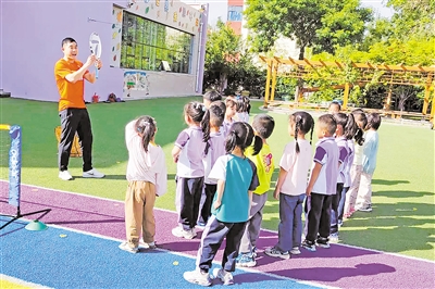 网球课上的小学员们。