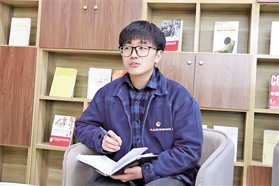 在志愿服务中，李炫毅用真诚的行动温暖人心。
    （图片由受访者提供）