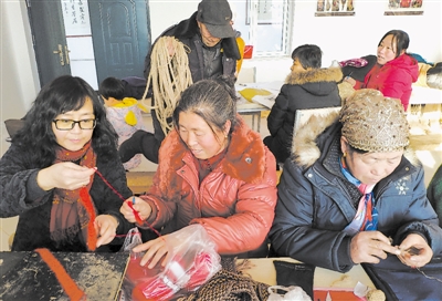 <p>　　张璟在工作室编织作品。</p>