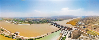 <p>　　在青铜峡黄河大峡谷的尽头，一座大坝将奔流的黄河水拦腰而抱，滋润着万亩良田。</p><p>　　（本版图片均本报记者　马楠　王洋　摄）</p>