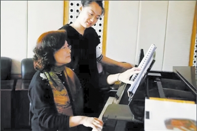 <p>　　盛喜郁辅导学生弹琴。　（照片由本人提供）</p>