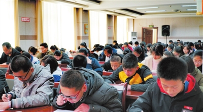     选手们正在认真作答。本报记者  余柄光  摄