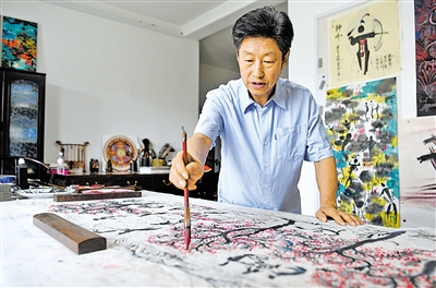 当水墨画笔在宣纸上晕染开来，张学智从先人智慧中汲取灵感，赋予远古岩画现代生命。