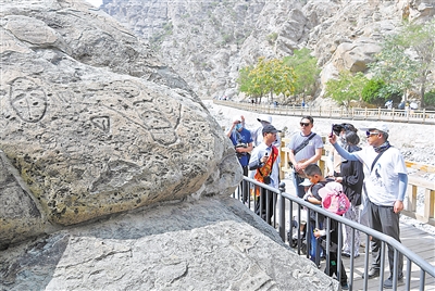     古老神秘的岩画引八方游客称赞。岩画承载着古代贺兰山区多民族交往交流交融的集体记忆，是各民族从“各美其美、美美与共”到“多元一体、休戚与共”的中华民族共同体意识的原始物证。