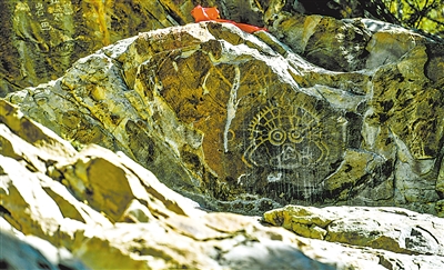     贺兰山岩画的镇山之作“太阳神”。宁夏岩画以贺兰山岩画为代表，在贺兰山腹地的48个山口中，有27个山口及山前洪积扇上分布着上万幅古代岩画，古人们以山为纸，以石为笔，刻画了人类的“母语”。