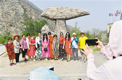     天南地北的游客在贺兰山岩画景区打卡。作为4A级旅游景区，这里是体验远古文化的首选地之一。