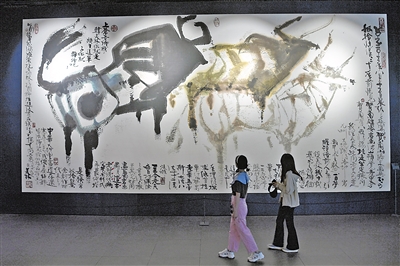     游客在银川韩美林艺术馆参观作品《岩画》。这里收藏了韩美林以岩画为灵感创作的千余件作品。