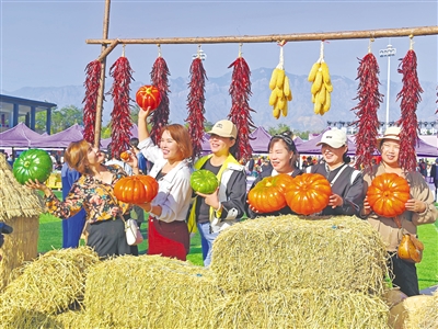     “村晚”现场，村民和游客笑开颜。