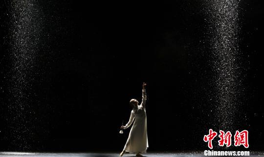 当地时间9月28日，一场名《人生若只如初见》的新时代中国古典舞剧在莫斯科拉开帷幕。　王修君 摄