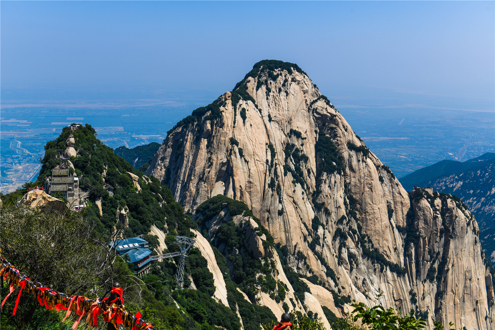 盛夏华山游人如织