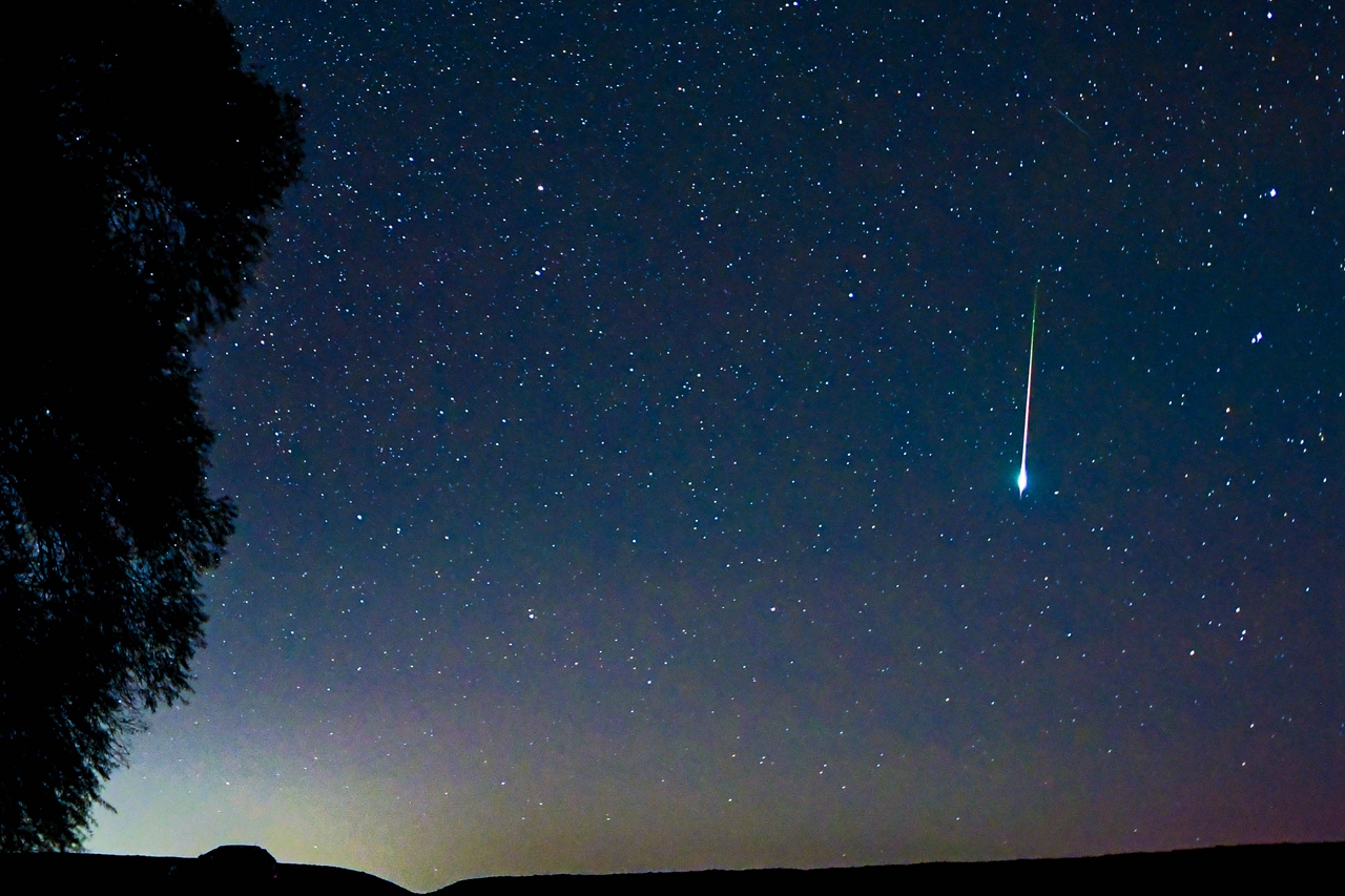 七彩流星划破天际