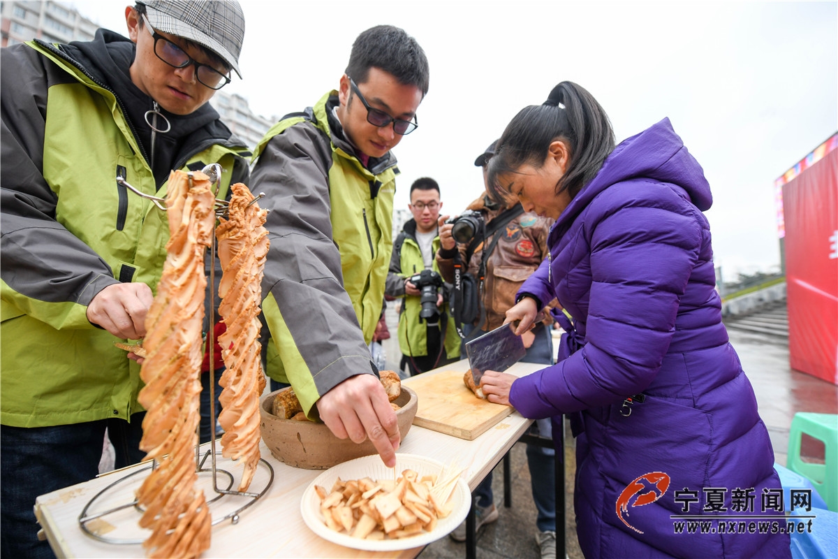 川跃四十年 再瞰新天府】看剪纸、尝淡口菜、