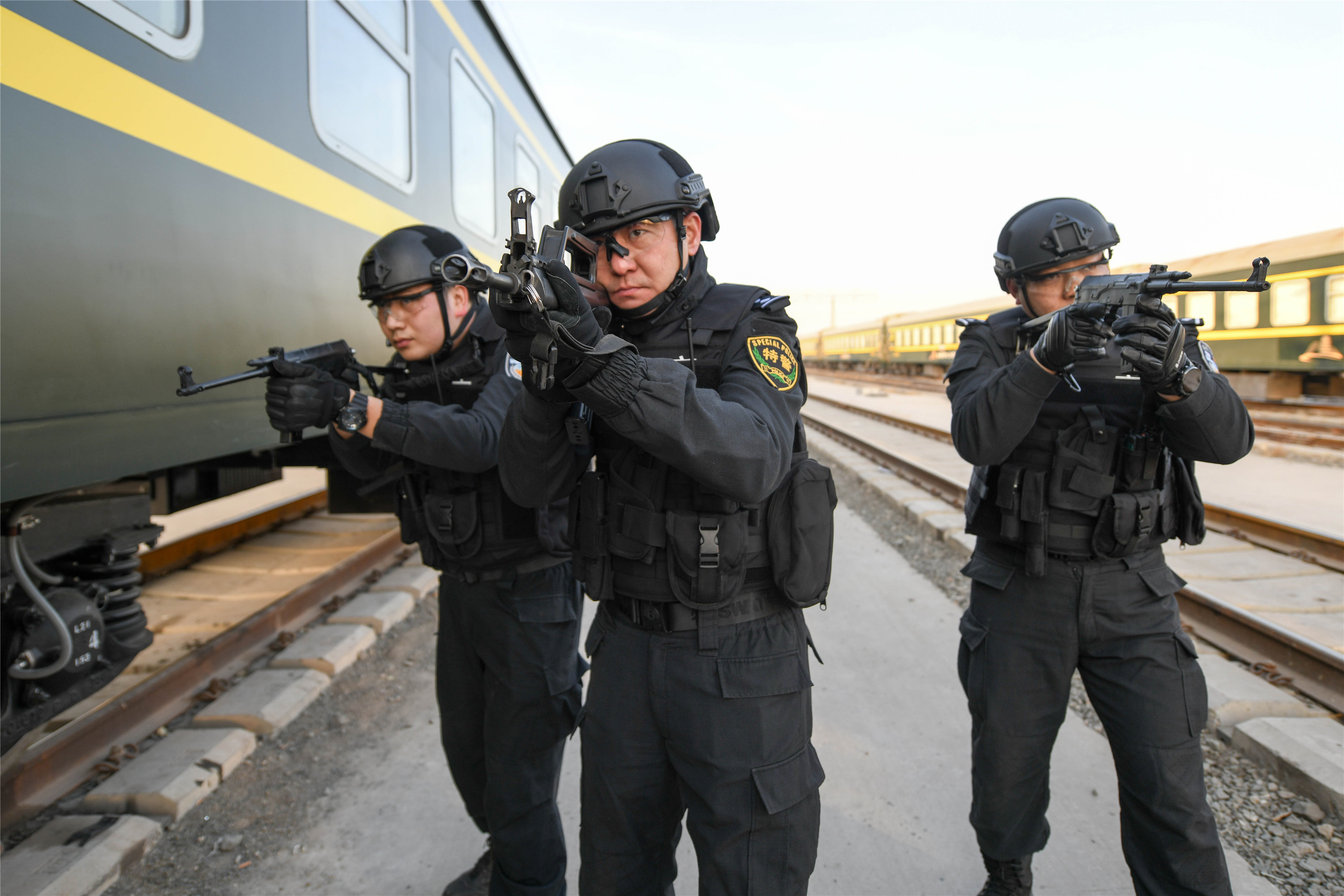 迎春运银川铁路特警进行突发事件处置演练