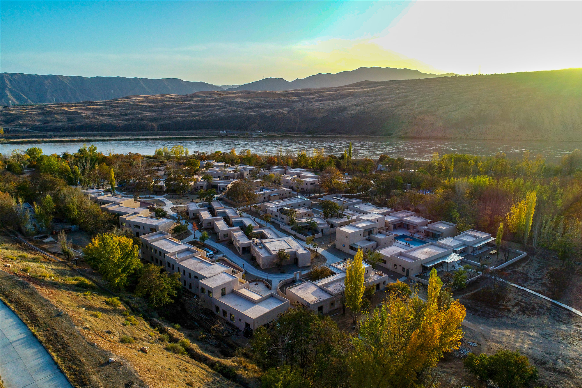 黄河两岸是我家航拍黄河岸边的网红村落黄河宿集